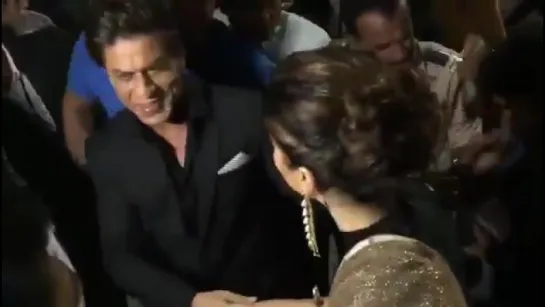 Shah Rukh Khan gets mobbed as he arrives at Jio Garden arena for Hema Malini's Synergy show