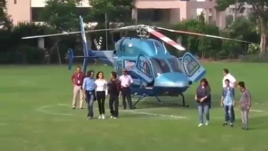 Helicopter Grand Entry of Shah Rukh Khan, Anushka Sharma and Imtiaz Ali at SGT U