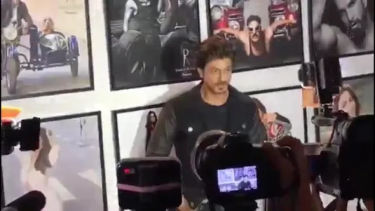 Shahrukh Khan at the Dabboo Ratnani Calendar launch 2017 | SpotboyE