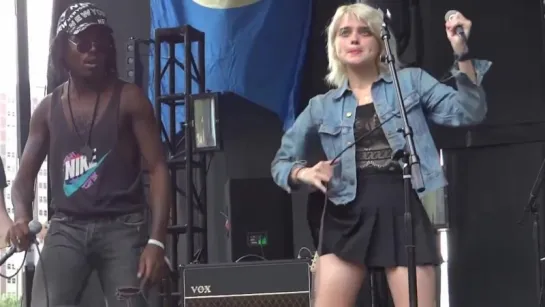 Sky Ferreria and Blood Orange - Everything Is Embarrassing (Live at Chicago Pitchfork Music Festival)