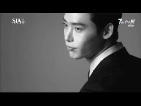 Lee Jong Suk receiving award at SIA