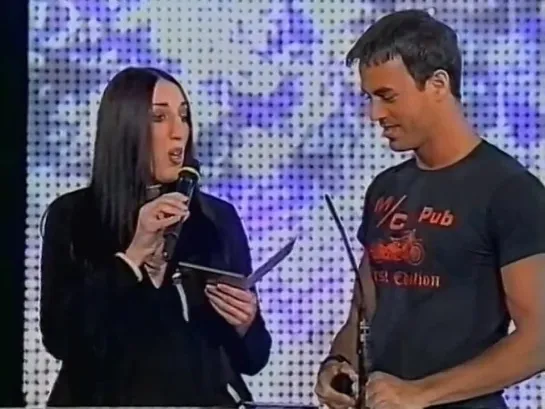 Энрике вручает награду Милен Фармер на NRJ Music Awards 2000