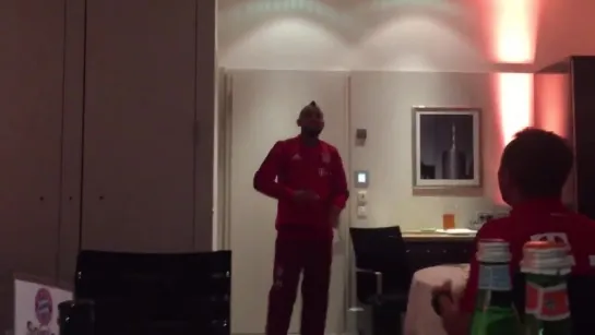 Arturo Vidal singing "El Perdon"