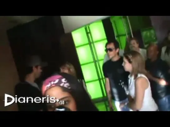 Enrique Iglesias arriving in Puerto Rico [2]