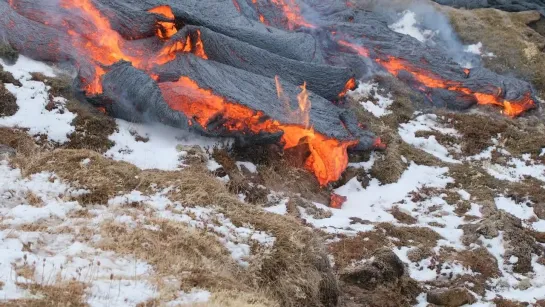 CLIP Lava on snow and grass - 2 min 4K - Geldingadalur Eruption in Iceland 2021