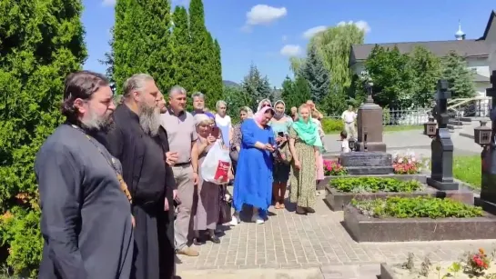 Панихида на могиле отца Илиодора. Протоиерей Андрей Ткачев в эти дни в Оптиной Пустыни служит панихиду 23.07.2022 г.