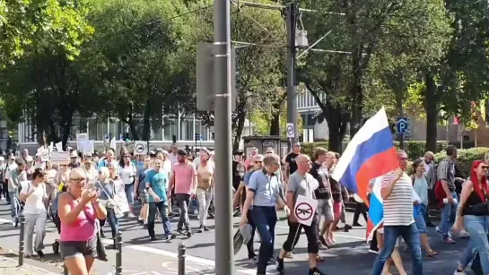 Жители немецкого Кёльна вышли на митинг в поддержку  РФ.