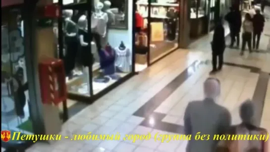 Пенсионер остановил грабителя одним ударом (Old man stops a thief with a low kick to the legs, Chile)