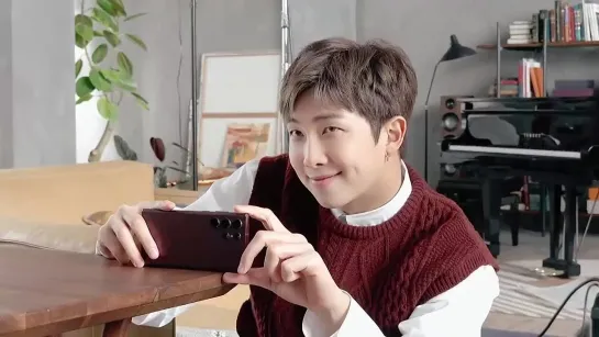 #RM looking stylish as ever playing with his matching burgundy #GalaxyS22 Ultra.