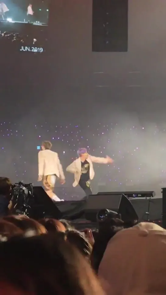 Jinnie slipped and joonie went over to check on him Im so sad. докабенился