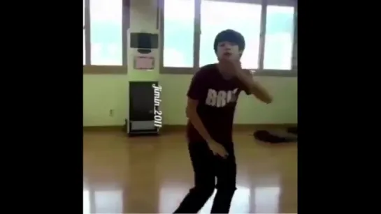 Jimin’s another 16years old video, he was dancing to Mirotic’ by TVXQ when he was in high