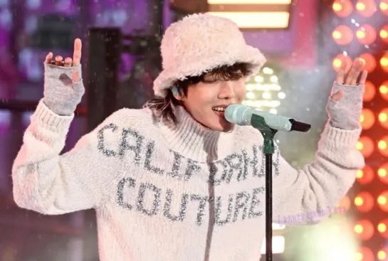 Starting 2023 with HOPE ️ What a performance from j-hope in Times Square! @bts_bighit - -