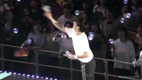 Jungkook tried a hundred times to give armys paper hearts but it keeps coming back to him