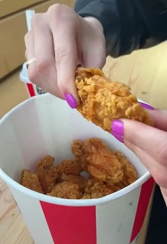 Кушай крылышки KFC правильно