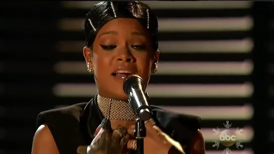 Rihanna - Diamonds (live American Music Awards 2013)