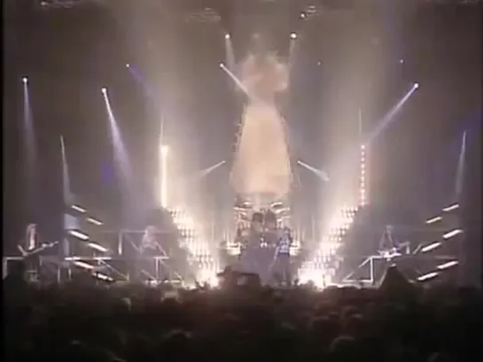 Scorpions - Hit Between The Eyes (1991) (Official Live Video)