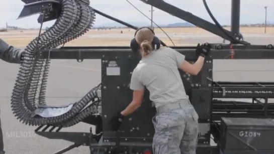 Перезарядка семиствольной пушки GAU-8 Avenger штурмовика A-10 Thunderbolt II