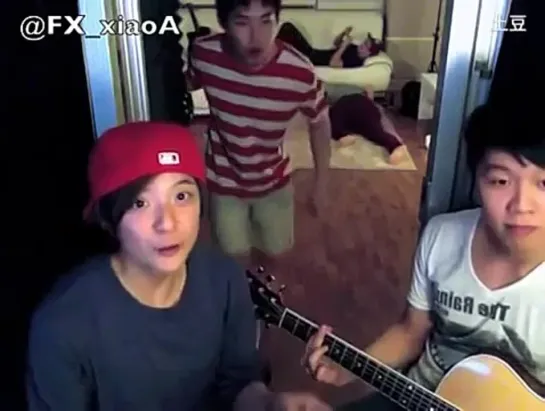 Amber Liu (f(x)) singing Henry Lau's song (Super Junior)