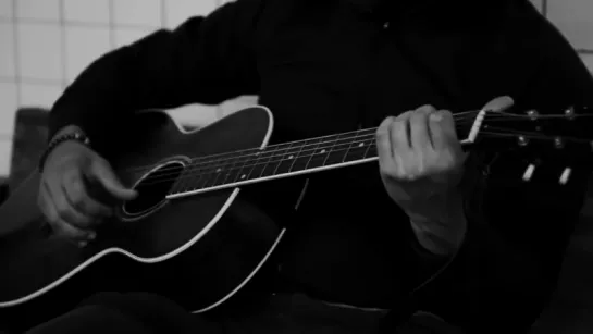 A Most Violent Years Oscar Isaac Rides the NYC Subway Serenades Us With a Song