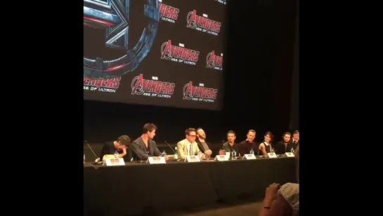 😂#RobertDowneyJr bromeando que la próxima vez él debe ser el primero en responder una pregunta #Avengers #AgeOfUltron