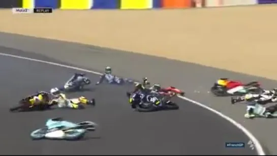 Moto3 + Óleo Na Pista = Efeito Domino