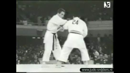 Подхват Арона Боголюбова на токийской Олимпиаде 1964г. (Judo Tokyo 1964 Bogolubov USSR Nguyen Van VIET)