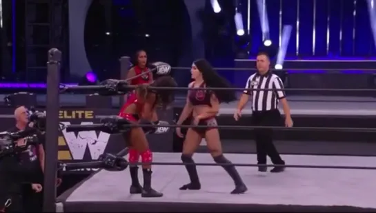 Elayna Black instagram (in AEW Dynamite) 05.11-2020