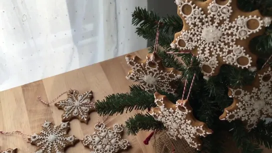 How_To_Decorate_Snowflake_Cookies!