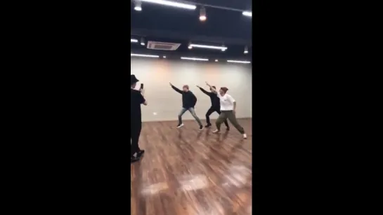 Suga filming dance-line's IDOL challenge feat. wild hyung-line