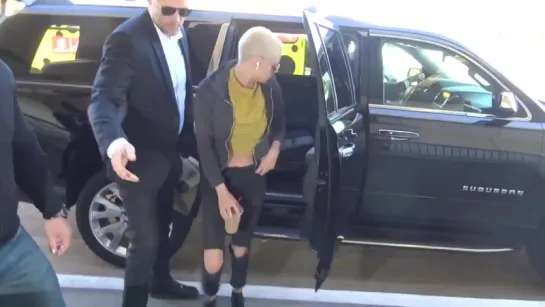 Kristen Stewart Shows Her New Blonde Shaved Hairdo At LAX (08/03)