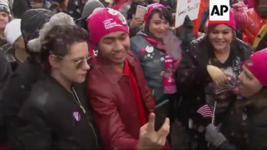 Womens March at Sundance 2017 - Kristen Stewart with fans (21/01)