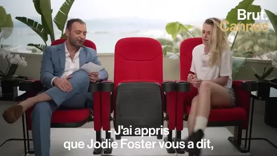 Kristen Stewart discute avec Augustin Trapenard