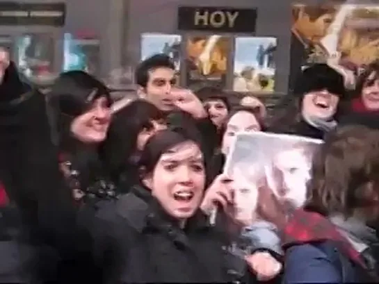 Kristen at `Twilight` photocall in Madrid (27/10/08)