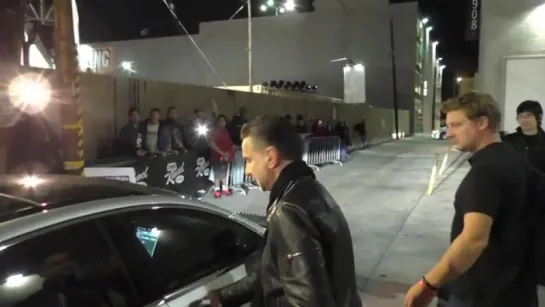 Dave Gahan greets fans outside Jimmy Kimmel Live (11.11.2015)