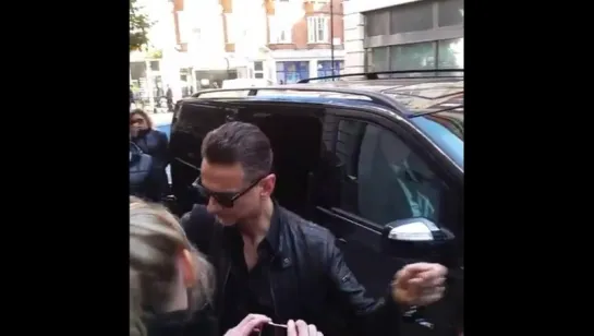 Dave Gahan – Автографы в Лондоне (26.10.2015)