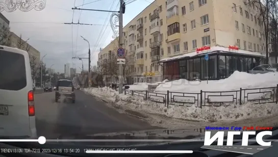 16.12.2023 Момент ДТП на перекрёстке ул. Пушкинская и ул. Наговицына (Ижевск)