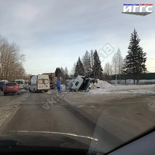 13.12.2023 Момент ДТП с участием двух грузовых автомобилей на Воткинском шоссе (Ижевск)