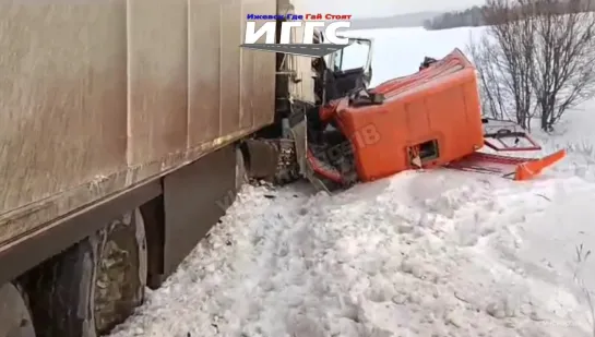 05.12.2023 Момент и последствия ДТП с участием на участке автодороги «Можга-Алнаши», возле д. Трактор (Удмуртия)