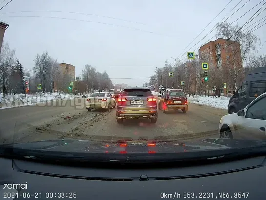 02.12.2023 Момент ДТП на перекрёстке ул. Удмуртская и ул. Базисная (Ижевск)