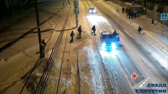 23.11.2023 Момент ДТП с наездом на пешехода-ребёнка напротив дома №72, расположенного на ул. Чайковского в г. Ижевске