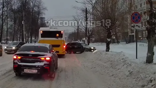 22.11.2023 Момент ДТП на перекрёстке ул. Советская и ул. Воровского (Ижевск)