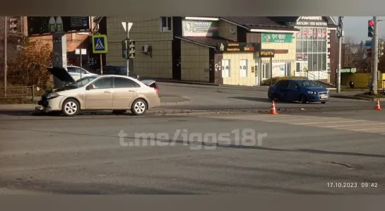 17.10.2023 Момент ДТП на перекрёстке ул. Клубная и ул. Саранская (Ижевск)