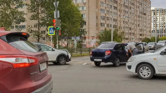 15.08.2023 Момент ДТП на перекрёстке ул. Баранова и ул. Олега Кошевого (Ижевск)