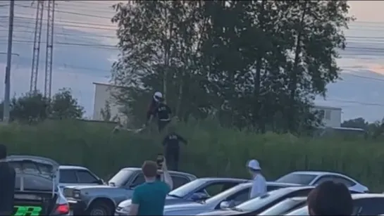 В Ижевске мотоциклист лохонулся перед ДПС. Его скрутили. Real video.