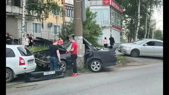 05.06.2022 Момент ДТП на ул. Петрова. Марк в столб. Ижевск.