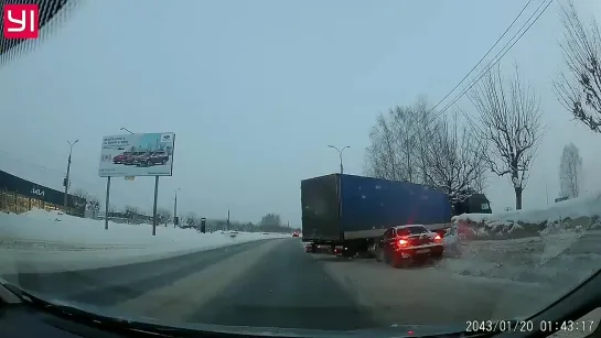 07.02.2022 Момент ДТП  на Ленина, 186, фура поворачивала со среднего ряда, кто виноват?