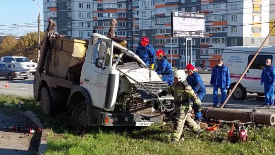 23.09.2021 ДТП на ул. Удмуртская, грузовик в столб. Водитель погиб.