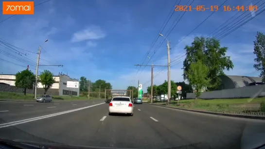 19.05.2021 Момент ДТП с опрокидыванием автомобиля на ул. Новоажимова (Ижевск)