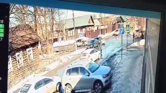 26.03.2021 Момент ДТП в Завьялово, на перекрёстке ул. Калинина и ул. Прудовая (Удмуртия).