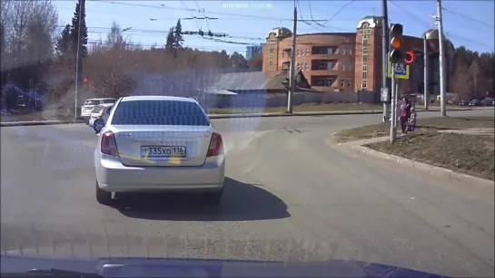 02.05.2019 Момент ДТП на перекрёстке ул. Ворошилова и Автозаводского проезда (Ижевск)